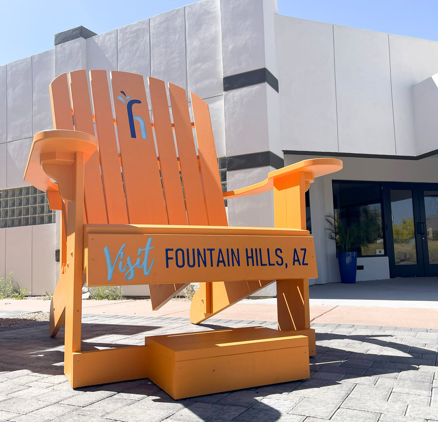 Fountain Hills Chamber adds giant chair to collection Fountain Hills